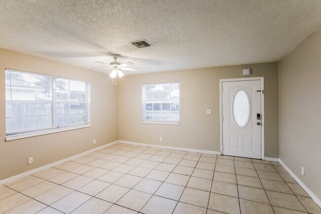 Building Photo - 425 SW 74th Ave