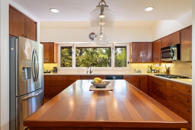 Building Photo - 375 Las Palmas Dr