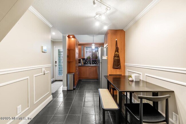 Building Photo - 2423 N Seabury Pl