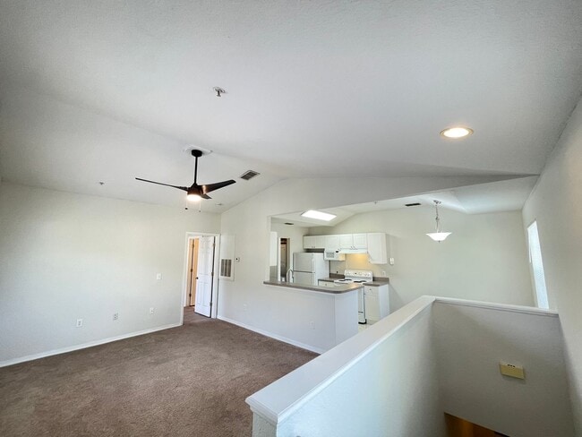 Building Photo - 1 Bedroom / 1 Bath Condo in Gated Communit...