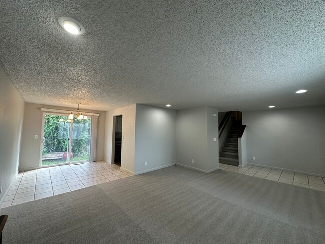 Building Photo - 336 Satus St