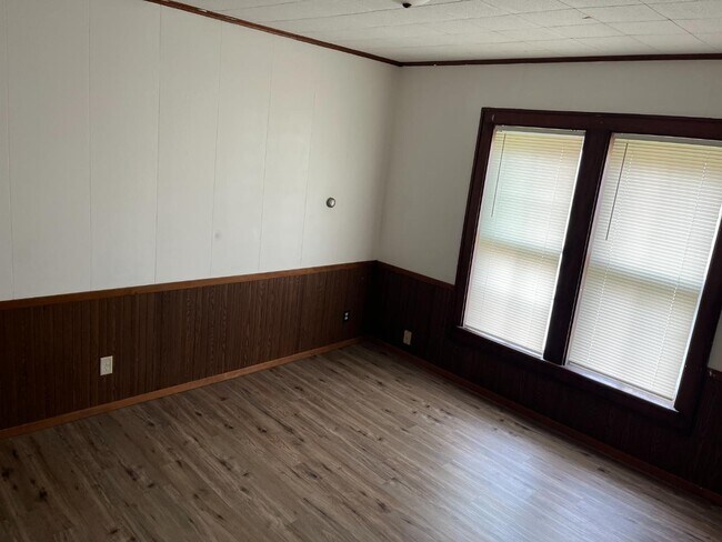 Building Photo - 1003 N Oneida St