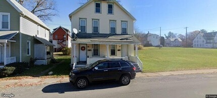 Building Photo - 3 Bedroom Townhose