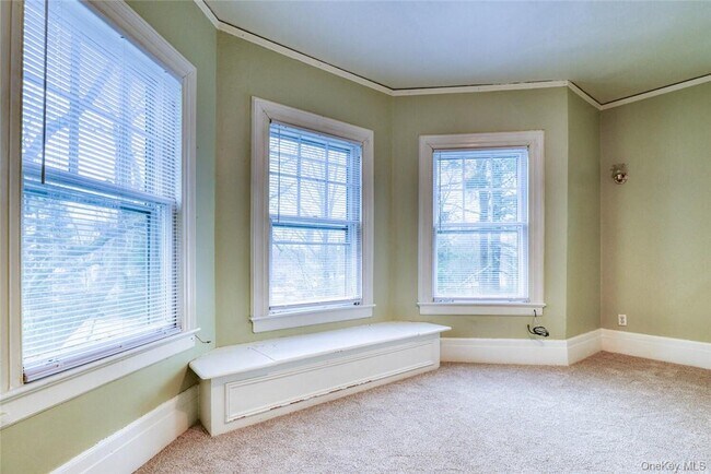 Building Photo - 25 Maple Ave