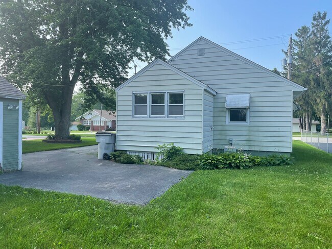 Building Photo - 156 E Cox St