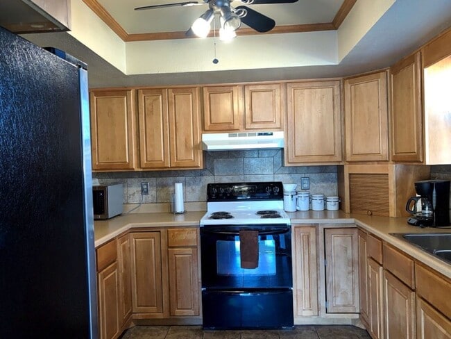 Building Photo - 3 Bedroom, 2 Bath, 2 car garage