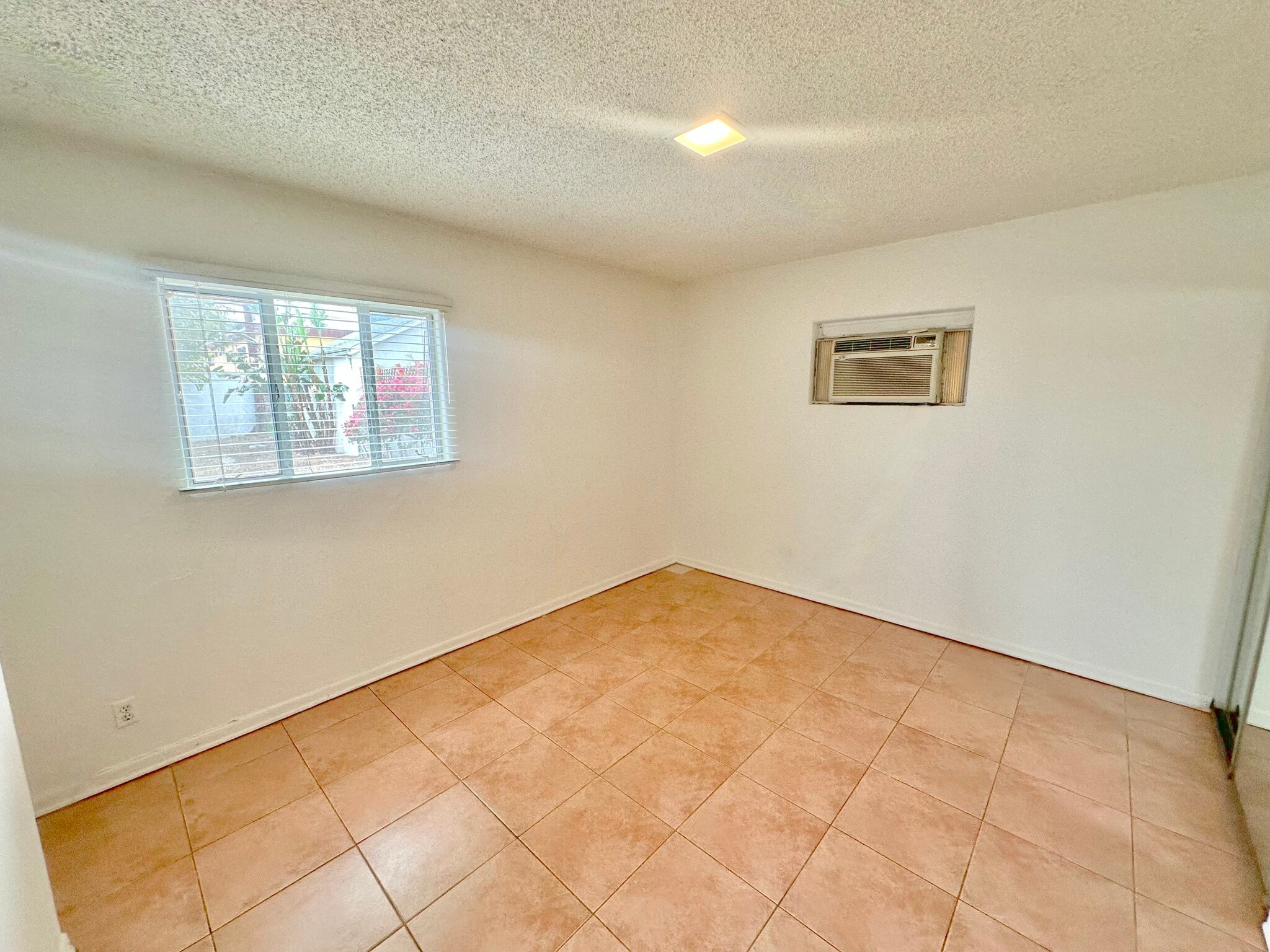 Building Photo - 11238 Oxnard St