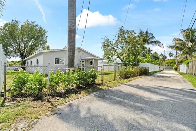 Building Photo - 838 NW 10th Ave