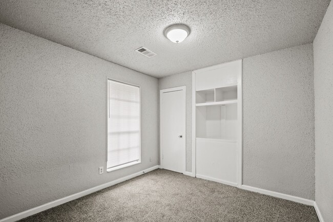 Building Photo - 122 W Havner Ln