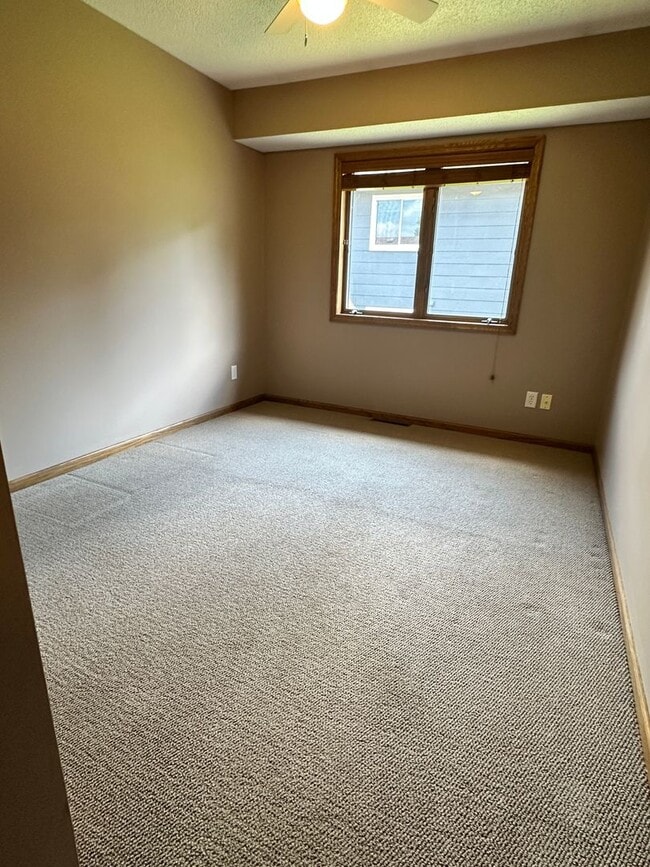 Building Photo - Maple Grove Single Family Home, Office, Fa...