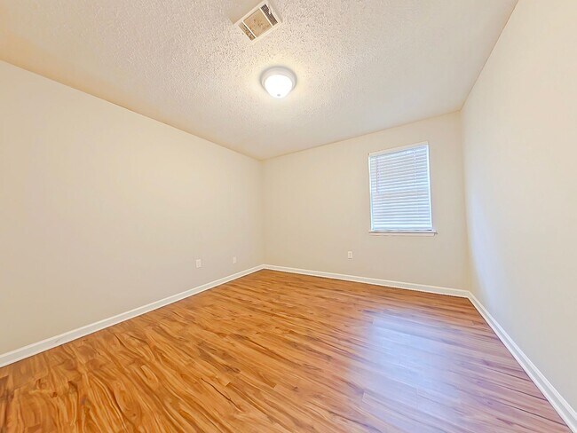 Building Photo - 3 Bedroom 2 Bath Home in Martinez
