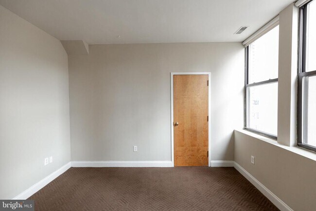 Building Photo - 220 S 16th St