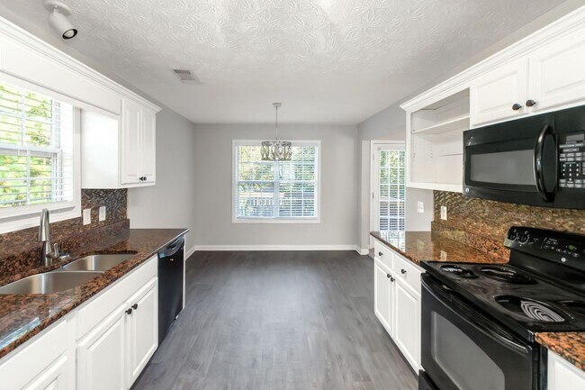 Building Photo - Spacious 4-Bedroom Split Foyer with 3 Bath...