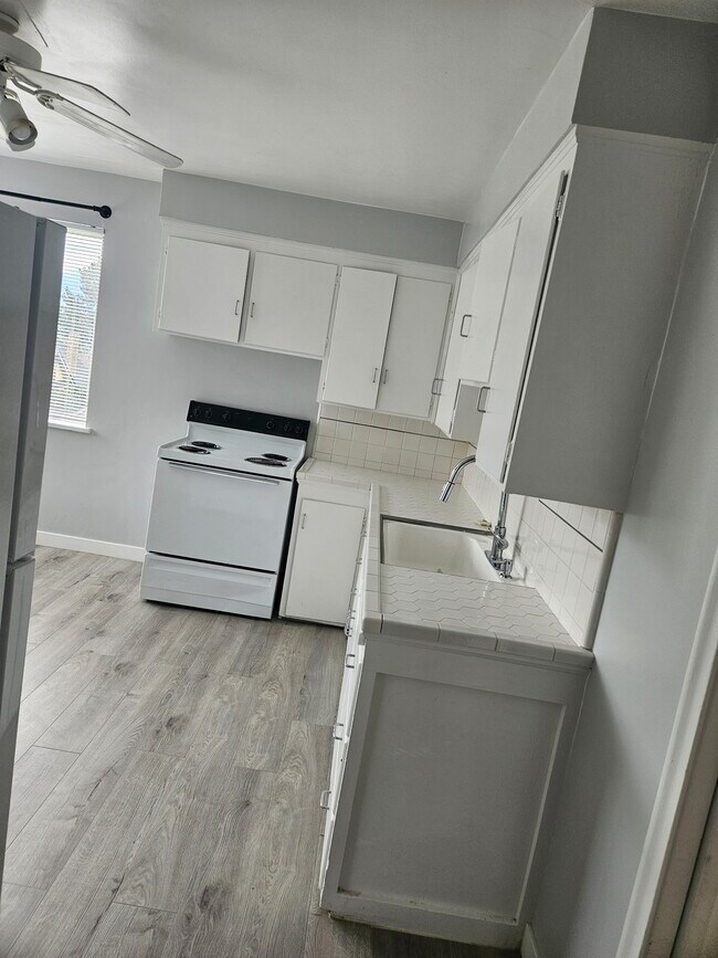 Building Photo - 6th Avenue Apartments