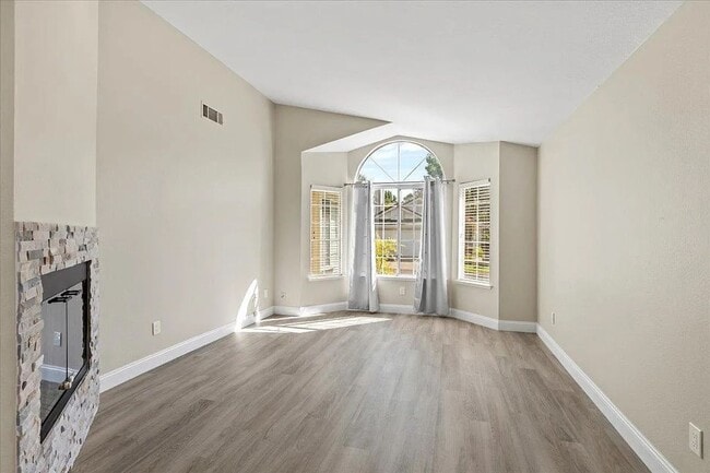 Building Photo - Updated Contemporary 3 Bed / 2 Bath Home w...