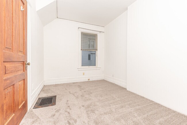 Building Photo - 808 E Ann St