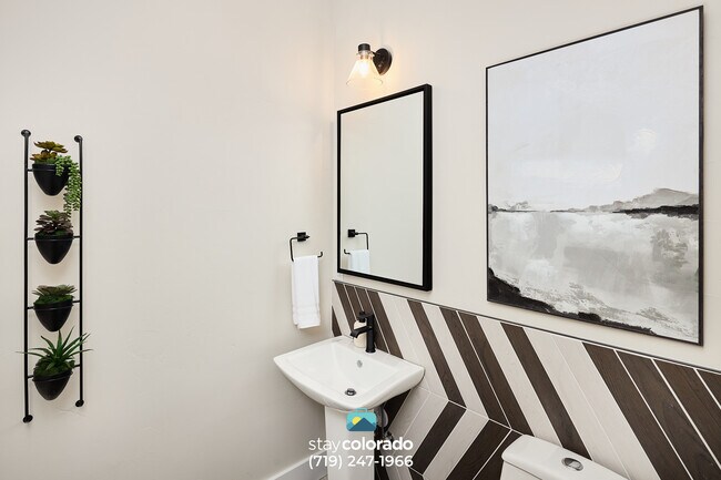 Glenn St - Downstairs Bath - 2248 Glenn St