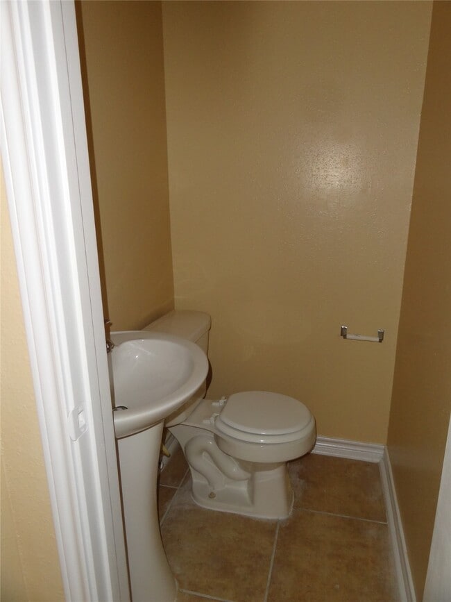 Building Photo - 1554 Village Way Dr