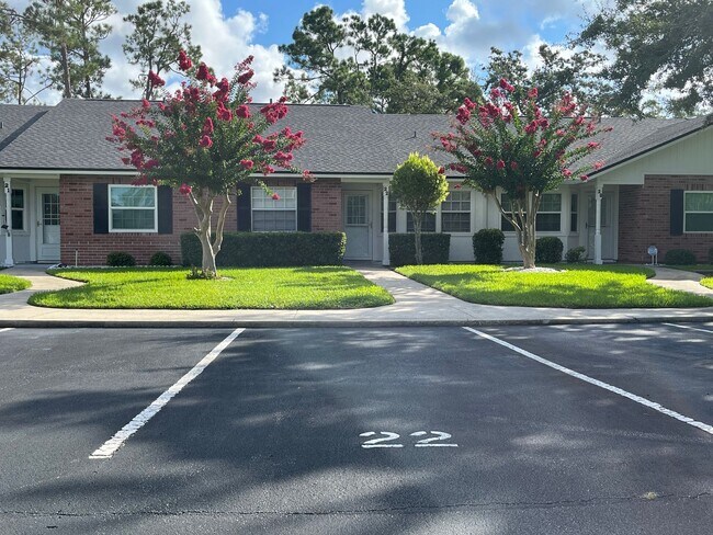 Primary Photo - Kings Colony 2 / 2 bath with Florida room!