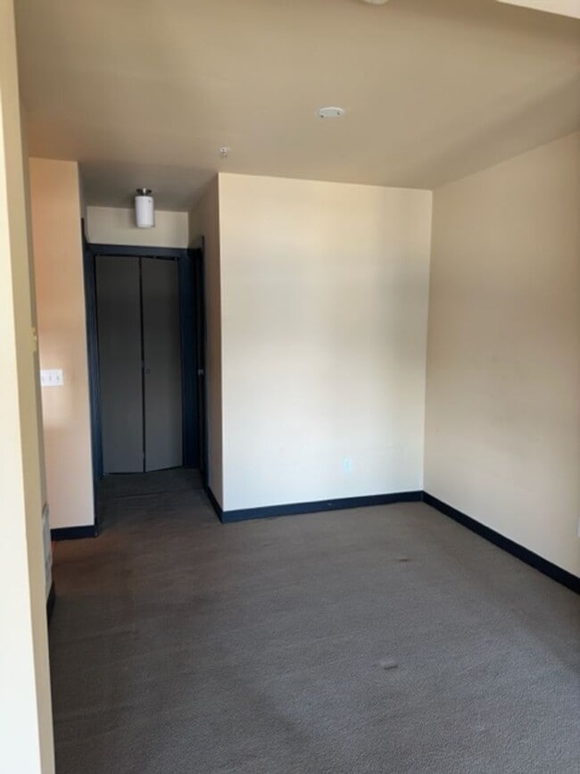 Building Photo - Ideally Located Seattle Open 1 Bed Unit w/ Breathtaking Views!