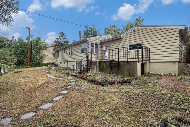 Building Photo - Cheyenne Canyon / 3 bedroom, 2 car garge, ...
