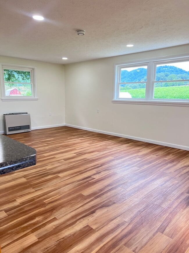 Building Photo - Super cute farm house with beautiful mountain view! 2 bedrooms, 1 bathroom!