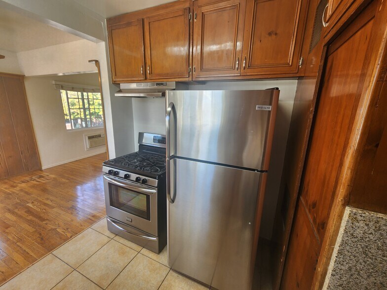 Primary Photo - 14227 Moorpark St