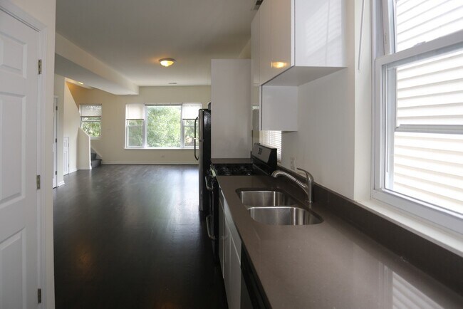 Building Photo - 2438 N Ashland Ave