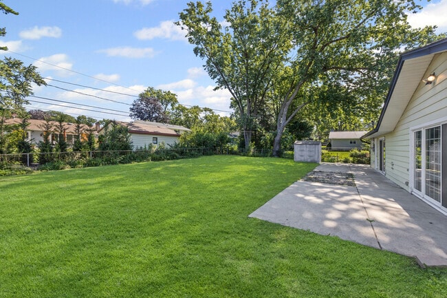Building Photo - 21W256 Briarcliff Rd