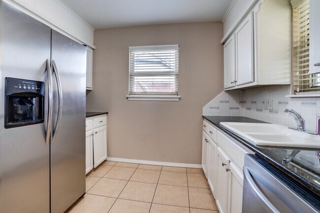 Building Photo - 1906 N Chambers Ter