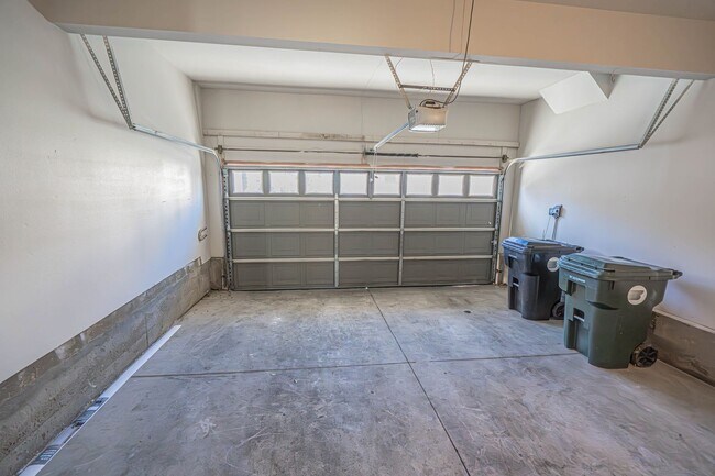 Building Photo - Charming 3-Bedroom Home with Large Loft or Alternate 4th Bedroom!