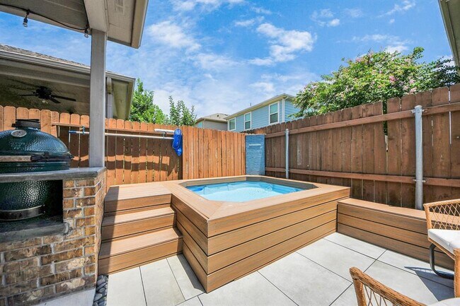 Building Photo - 8919 RoseWood Grove Ln