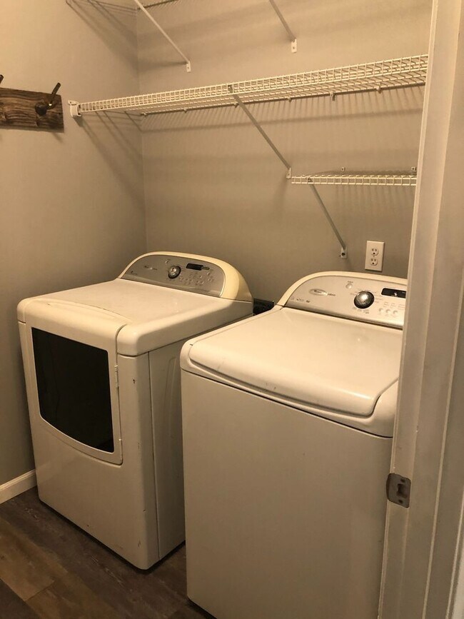 Building Photo - Wonderful 3B/2.5Ba Home that Backs to Peac...