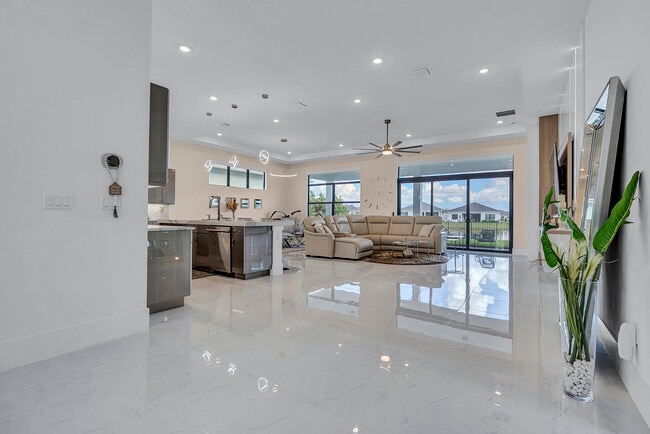 Building Photo - 5320 St Armands Way