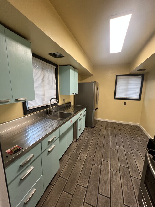 Building Photo - 2217 Madera Rd