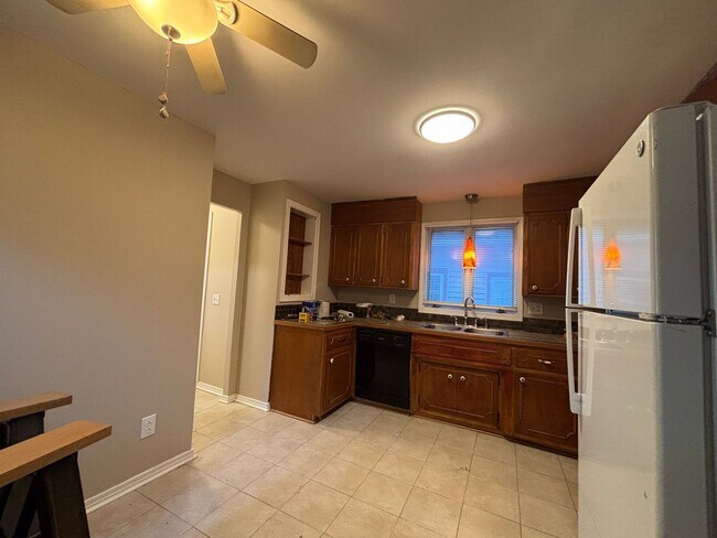 Building Photo - 170 Benton St