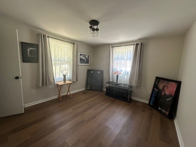 Building Photo - Beautiful furnished well maintain 3 bedrooms, 1.5 Baths