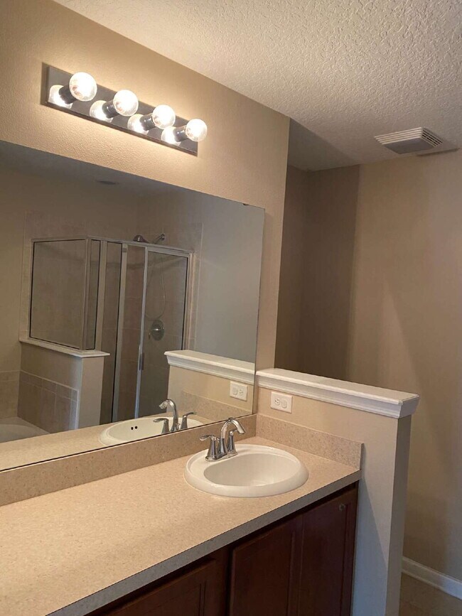 Building Photo - Beautiful 3-Bedroom Townhome in Desirable Oakleaf Plantation – Available Now!