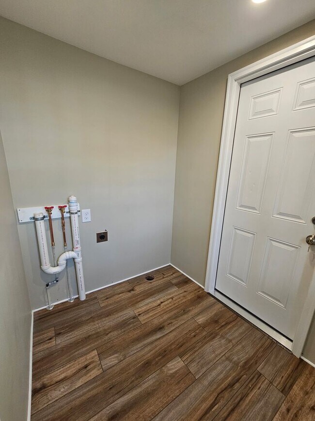 Building Photo - 7 Monson Pl