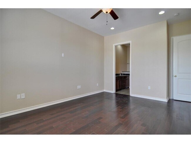Building Photo - 923 College Ave