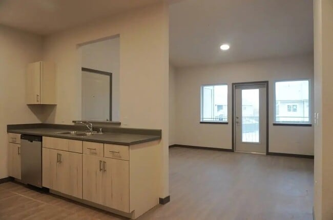 Building Photo - 511 S Interlake Rd