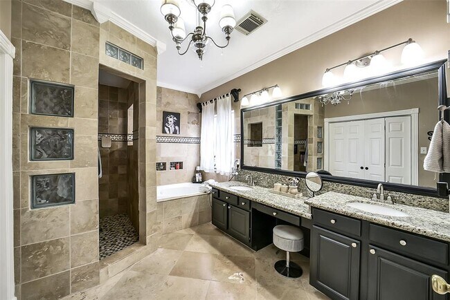 Building Photo - 3711 Pinehurst Dr