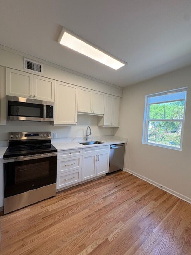 Building Photo - Newly Renovated Three Bedrooms Condo in South Windermere