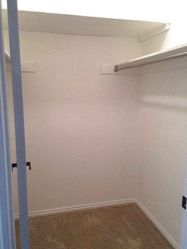 Building Photo - Great location on Cul-de-Sac