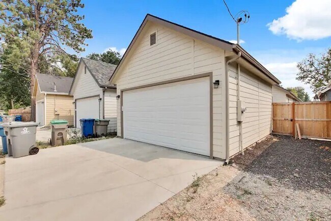 Building Photo - Beautiful 3 bedroom Single Level Home _ Pe...