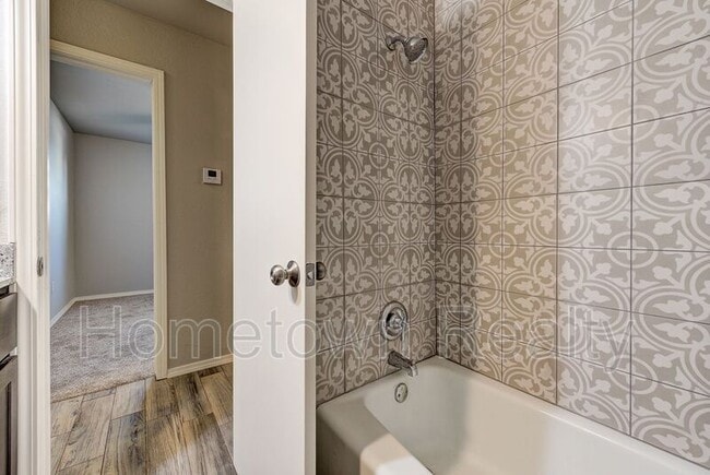 Building Photo - 606 Oak Creek Dr