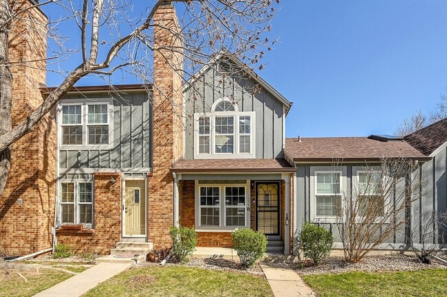 Building Photo - $2,195.00 - 2 Bed, 1.5 Bath, Townhome in L...