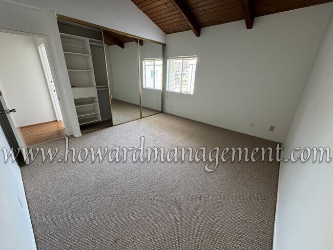 Building Photo - 3 Bedroom 2 Bathroom Condo in the Desirabl...