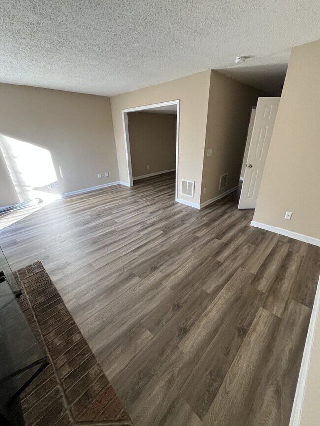 Building Photo - 917 Shelby Dr