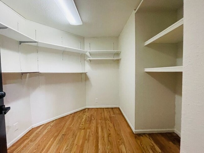 Building Photo - 2010 W 95th St